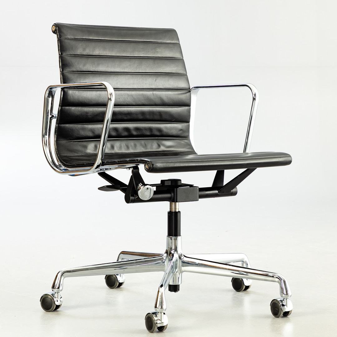 RAY & CHARLES EAMES. RAY & CHARLES EAMES. Vitra. Bürostuhl / Alu Chair