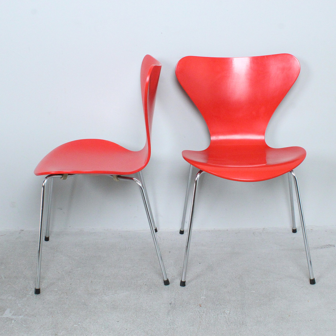 ARNE JACOBSEN. Fritz Hansen. Set Stühle, Modell '3107', Dänemark, 1990 / 1992.