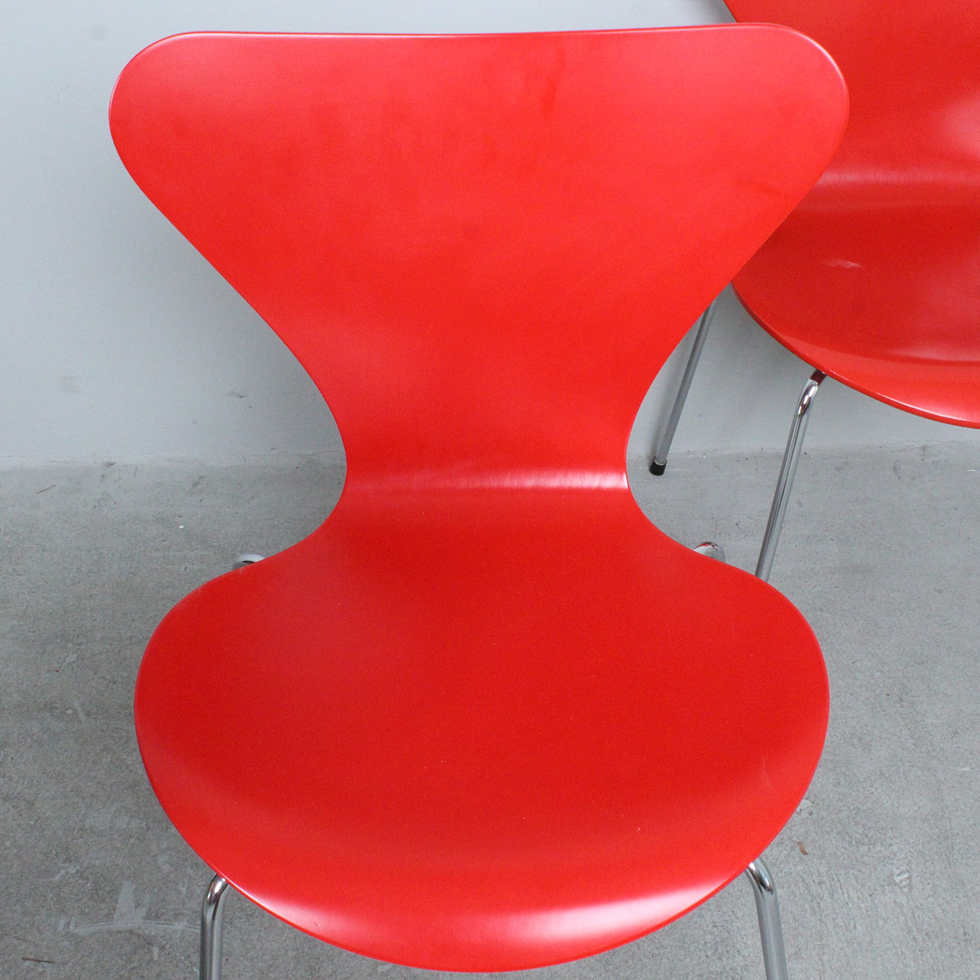ARNE JACOBSEN. Fritz Hansen. Set Stühle, Modell '3107', Dänemark, 1990 / 1992.