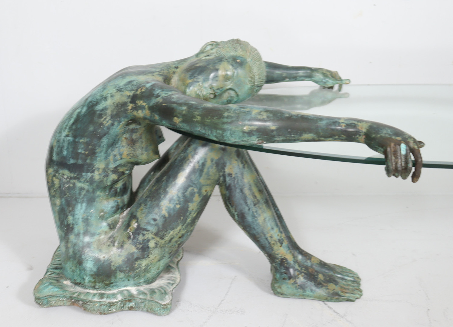 Skulpturaler Beistelltisch/Coffee Table mit Frauenakt Skulptur, Bronze, Frankreich, 1980er Jahre.