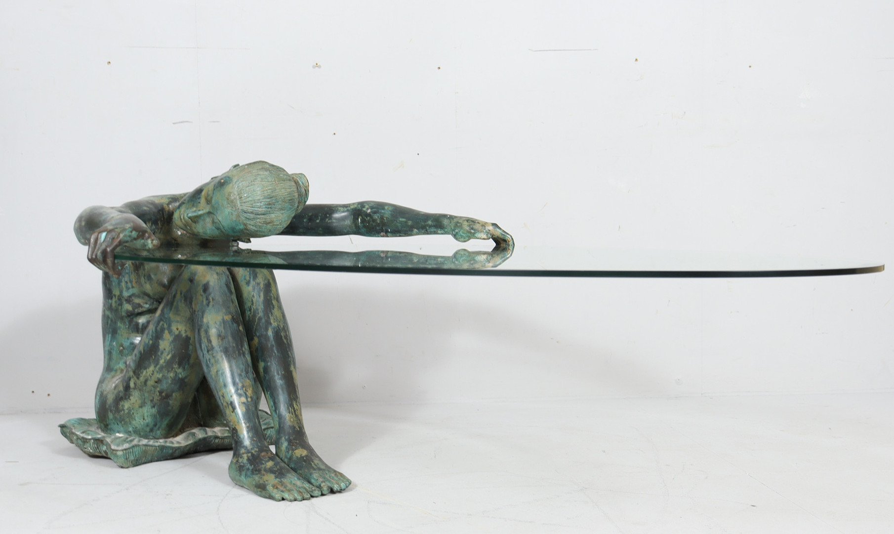 Skulpturaler Beistelltisch/Coffee Table mit Frauenakt Skulptur, Bronze, Frankreich, 1980er Jahre.