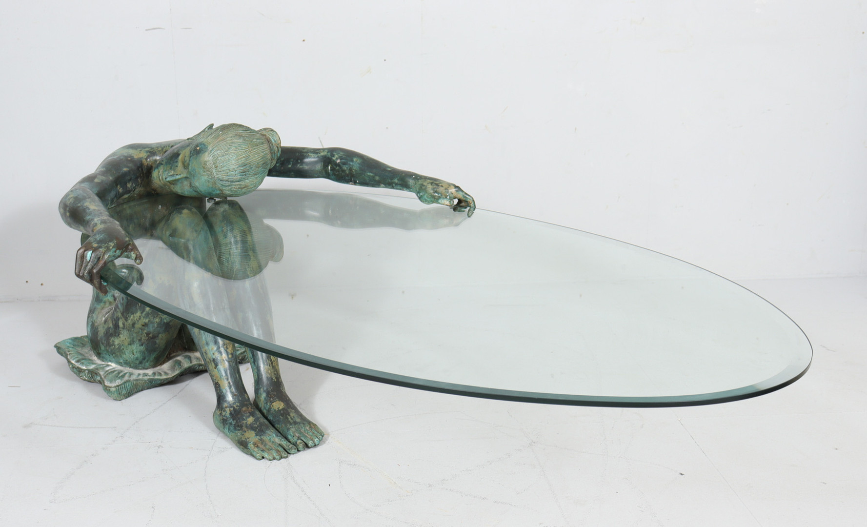 Skulpturaler Beistelltisch/Coffee Table mit Frauenakt Skulptur, Bronze, Frankreich, 1980er Jahre.