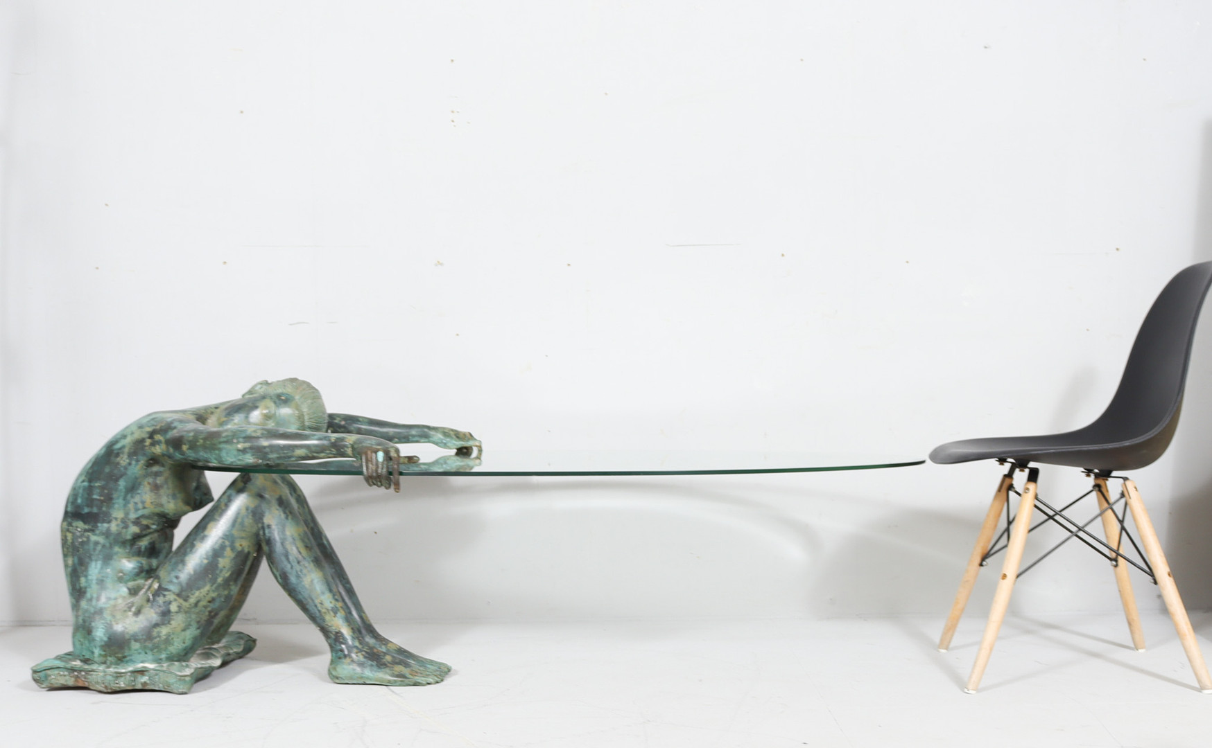 Skulpturaler Beistelltisch/Coffee Table mit Frauenakt Skulptur, Bronze, Frankreich, 1980er Jahre.