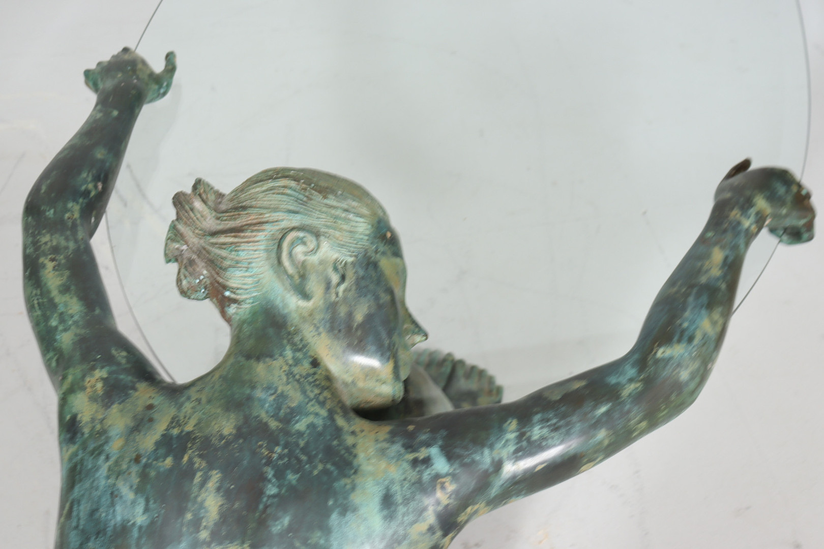 Skulpturaler Beistelltisch/Coffee Table mit Frauenakt Skulptur, Bronze, Frankreich, 1980er Jahre.