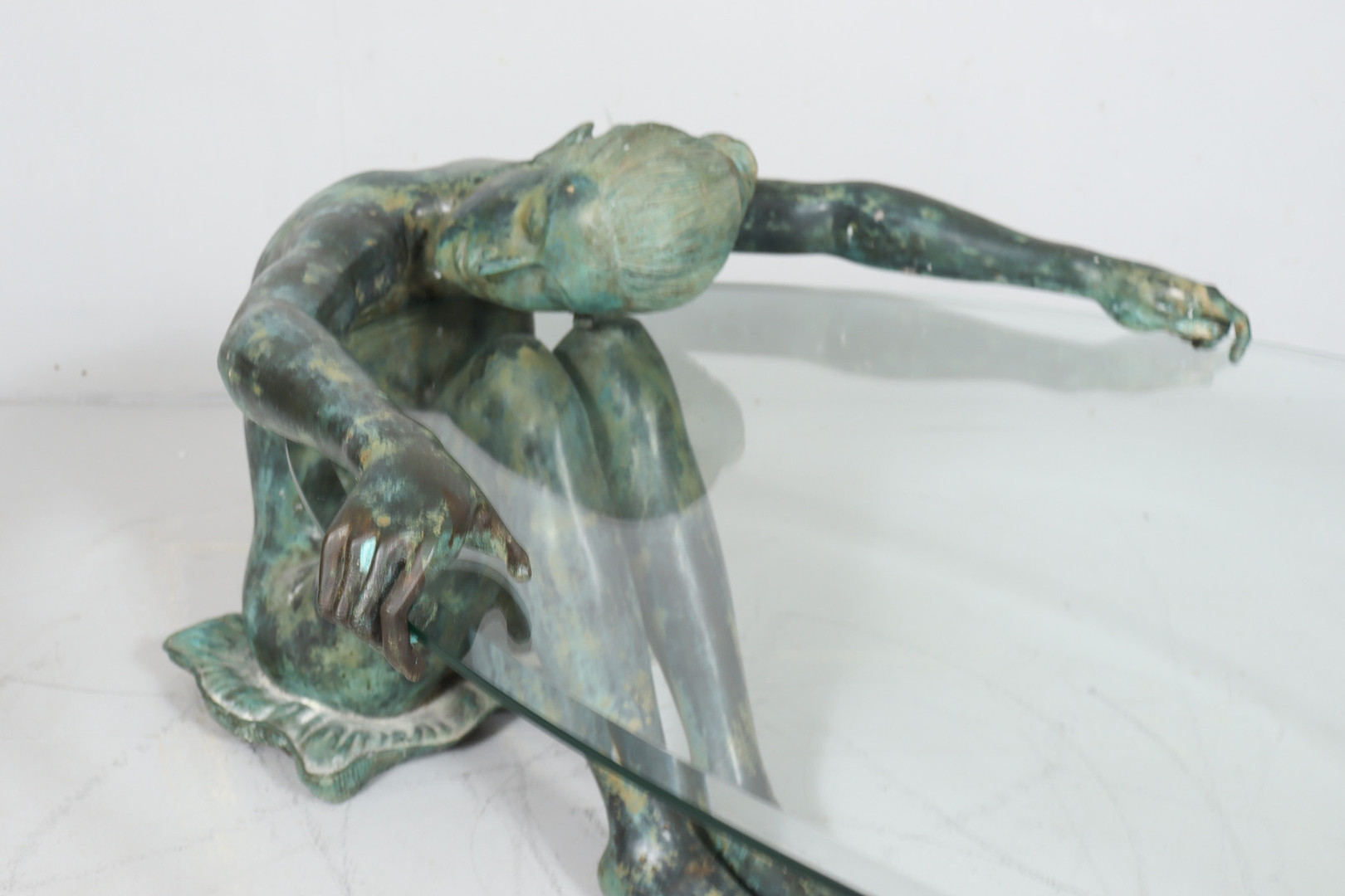 Skulpturaler Beistelltisch/Coffee Table mit Frauenakt Skulptur, Bronze, Frankreich, 1980er Jahre.