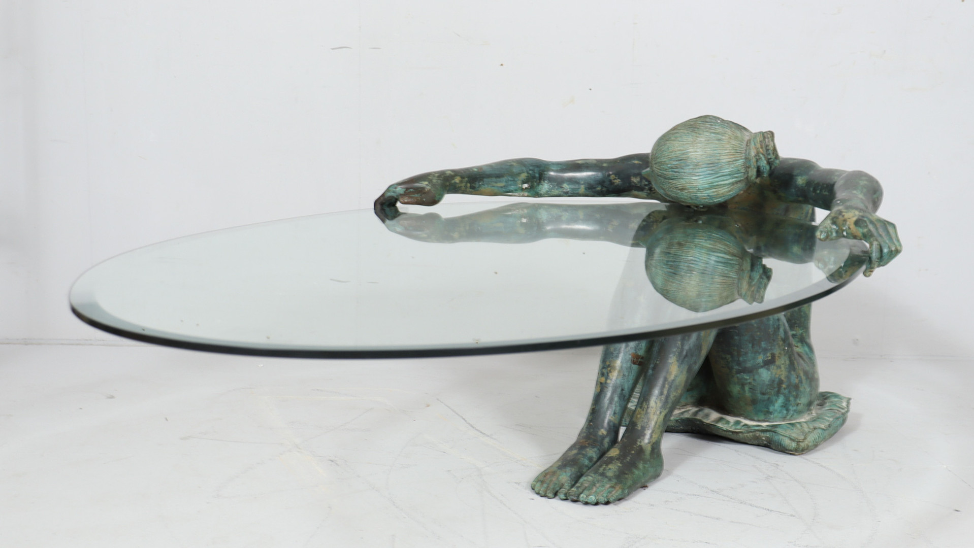 Skulpturaler Beistelltisch/Coffee Table mit Frauenakt Skulptur, Bronze, Frankreich, 1980er Jahre.