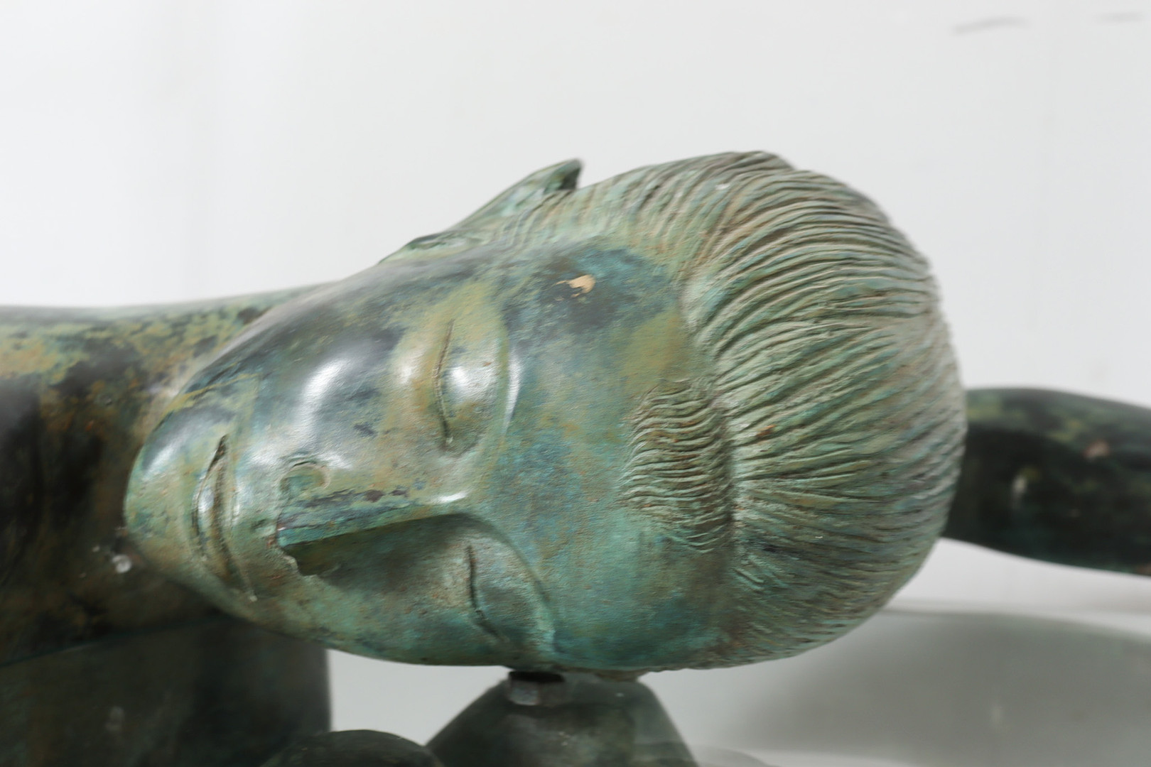 Skulpturaler Beistelltisch/Coffee Table mit Frauenakt Skulptur, Bronze, Frankreich, 1980er Jahre.