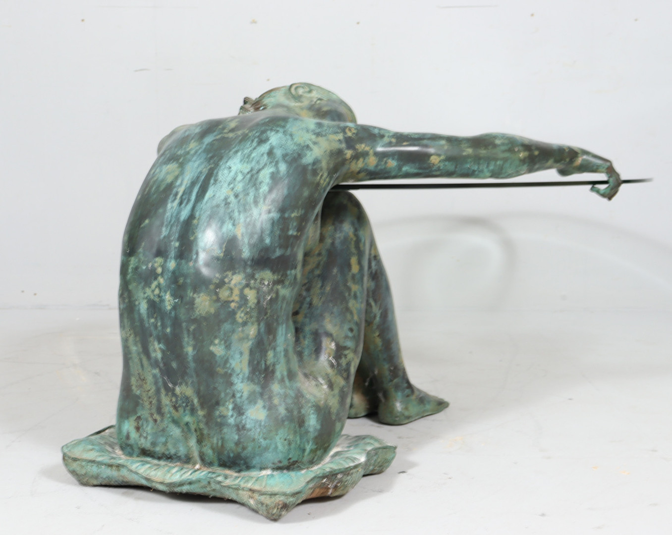Skulpturaler Beistelltisch/Coffee Table mit Frauenakt Skulptur, Bronze, Frankreich, 1980er Jahre.