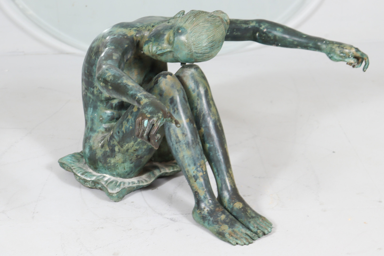 Skulpturaler Beistelltisch/Coffee Table mit Frauenakt Skulptur, Bronze, Frankreich, 1980er Jahre.