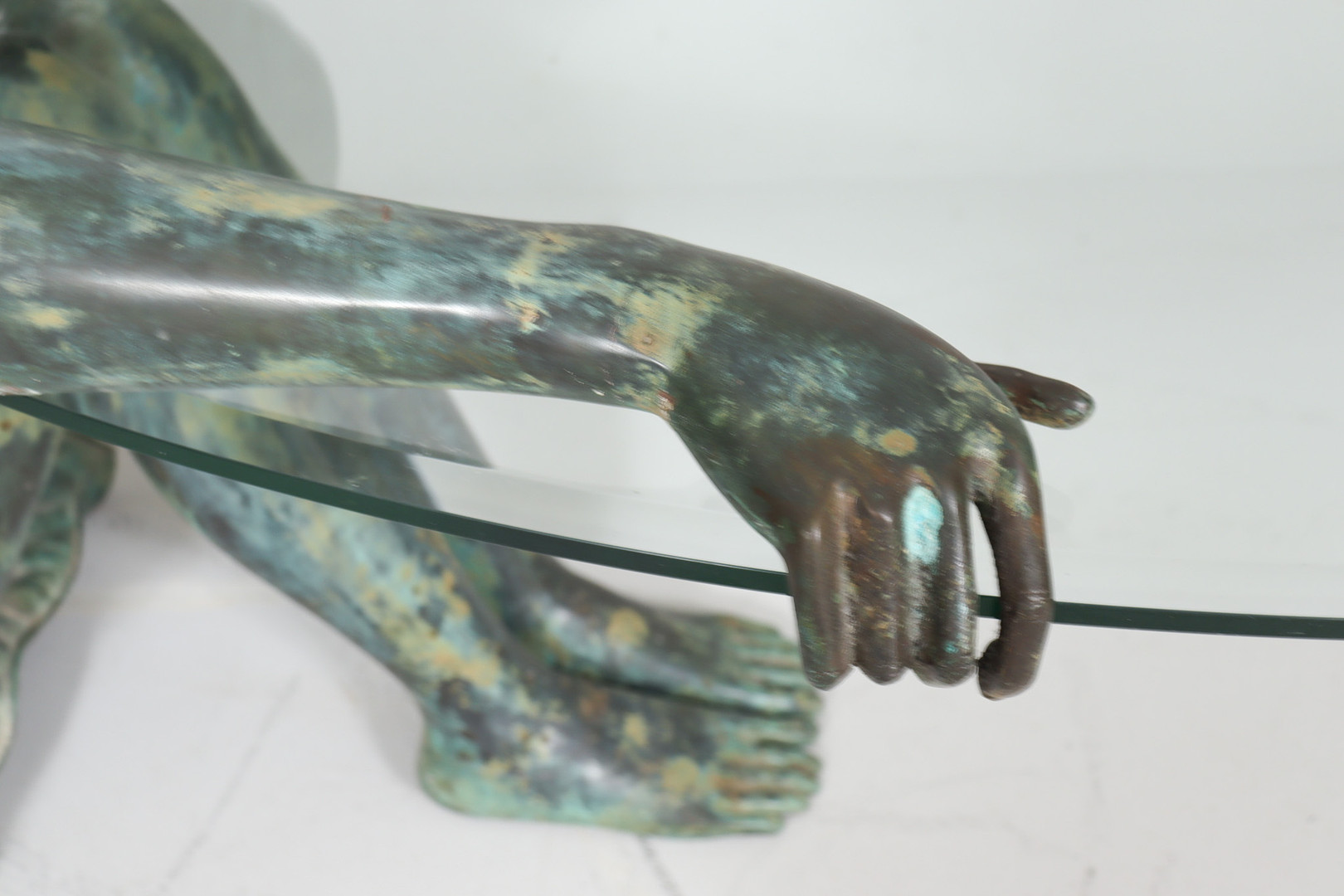 Skulpturaler Beistelltisch/Coffee Table mit Frauenakt Skulptur, Bronze, Frankreich, 1980er Jahre.