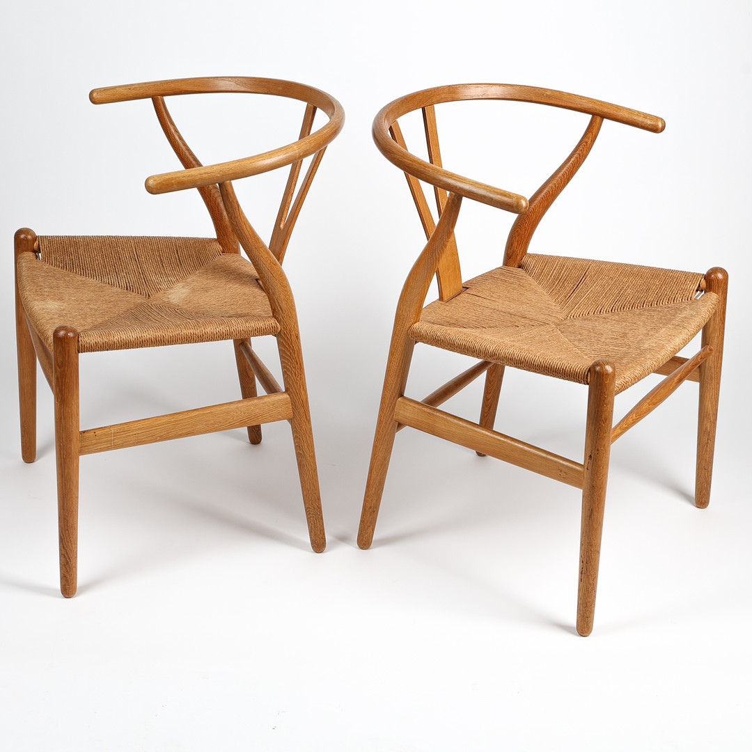 HANS J WEGNER. Karmstolar, 1 par,
