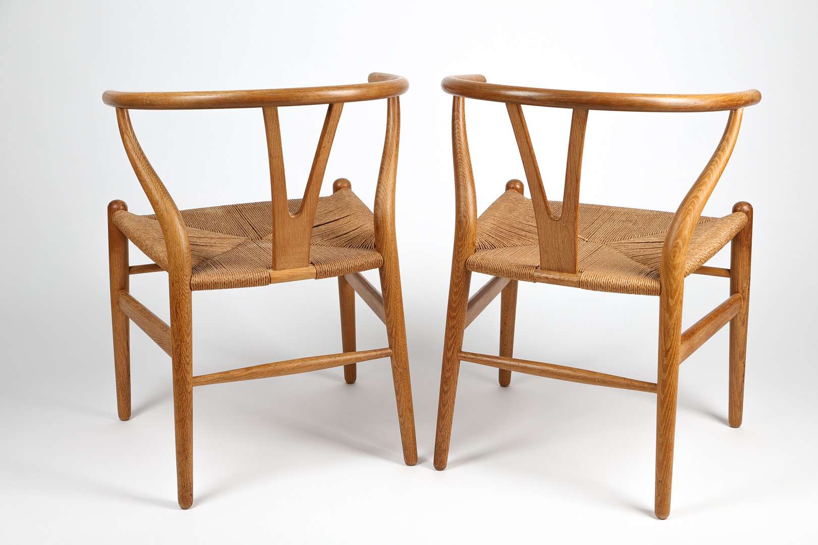 HANS J WEGNER. Karmstolar, 1 par,
