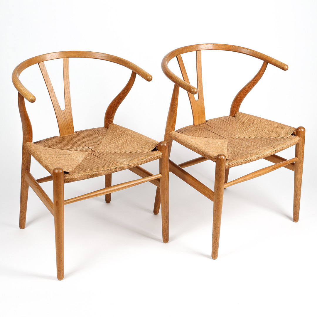 HANS J WEGNER. Karmstolar, 1 par,