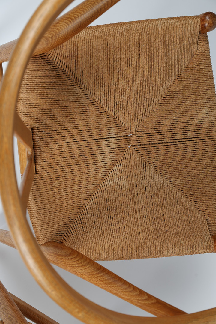 HANS J WEGNER. Karmstolar, 1 par,