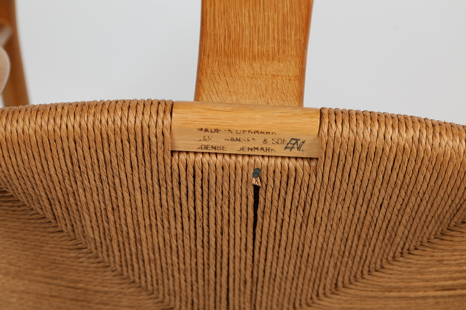 HANS J WEGNER. Karmstolar, 1 par,