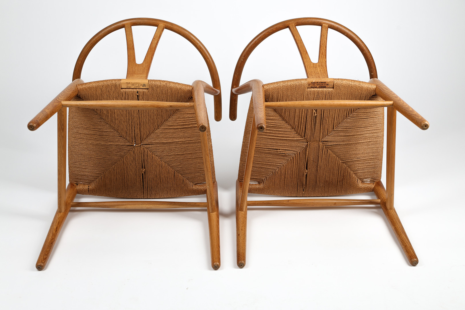 HANS J WEGNER. Karmstolar, 1 par,
