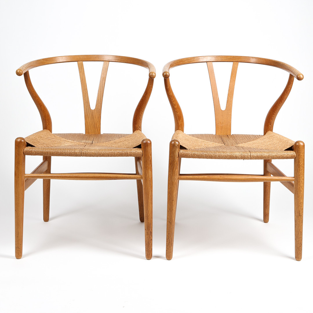 HANS J WEGNER. Karmstolar, 1 par,