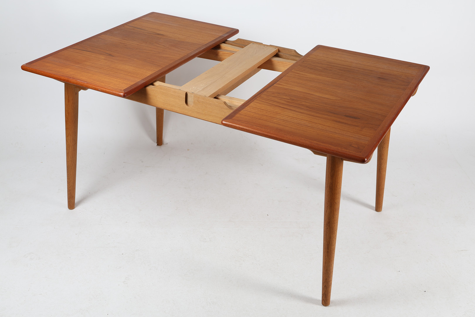 HANS J WEGNER. Matbord, modell 