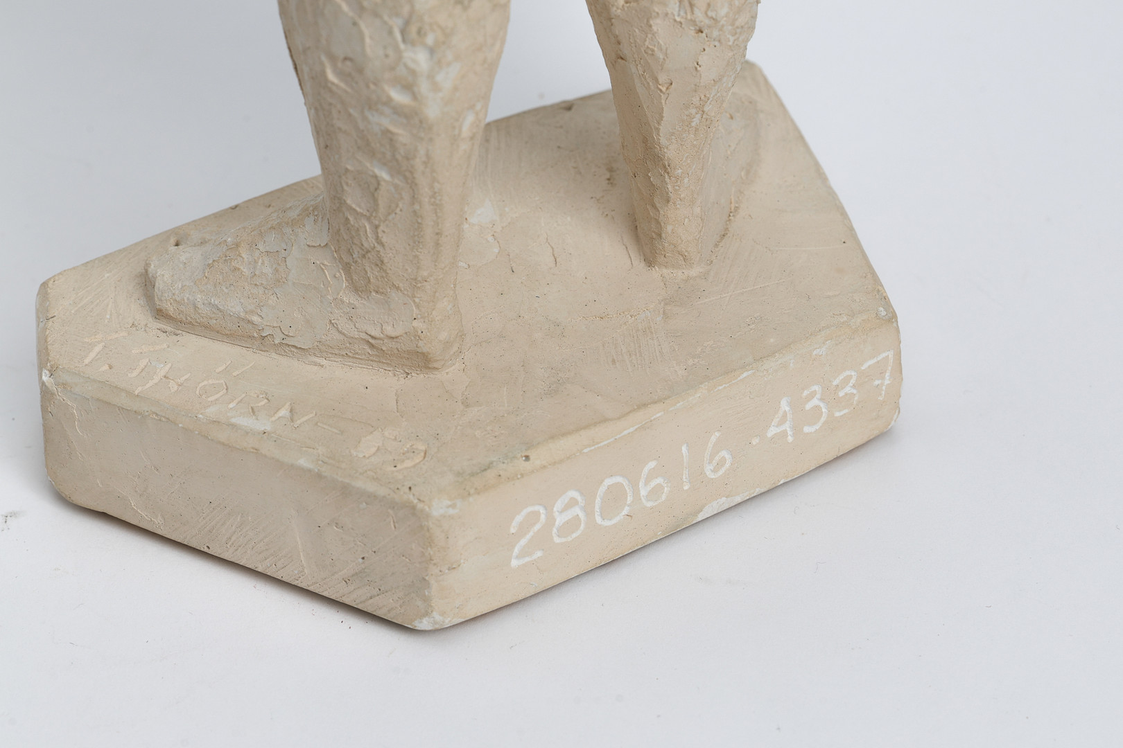 THURE THÖRN. Skulptur, kvinna, gips, signerad T. Thörn -69.