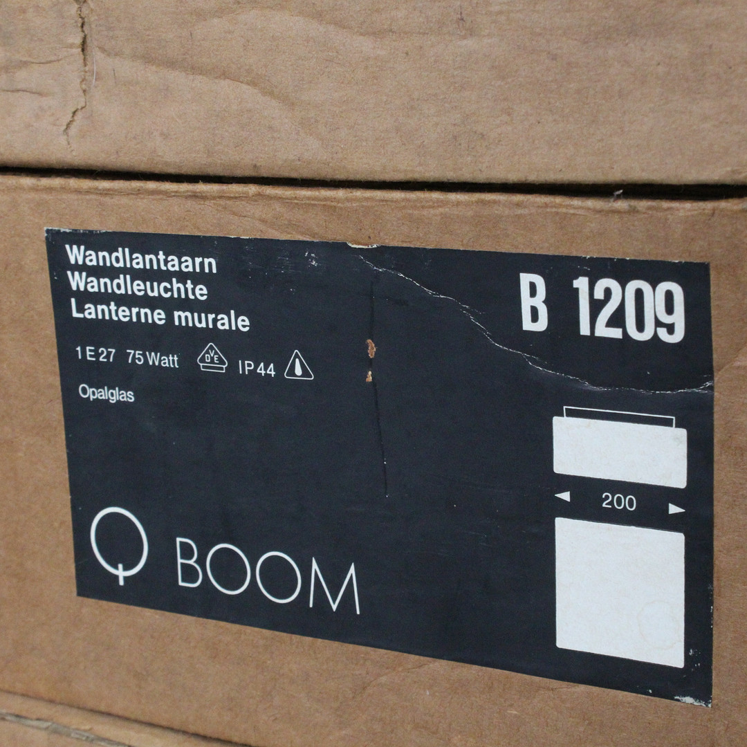 BOOM. Set Wand- / Deckenleuchten mit Ersatzgläsern, Modell 'B 1209', Opalglas.