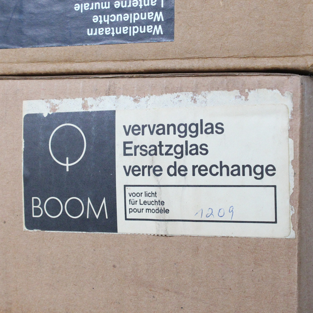 BOOM. Set Wand- / Deckenleuchten mit Ersatzgläsern, Modell 'B 1209', Opalglas.