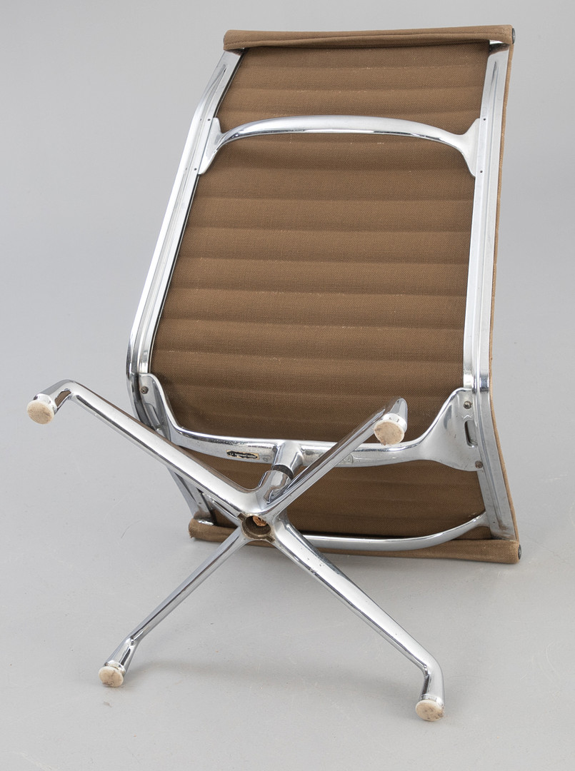 CHARLES AND RAY EAMES. Aluminum Group lounge chair EA116 für Herman Miller.