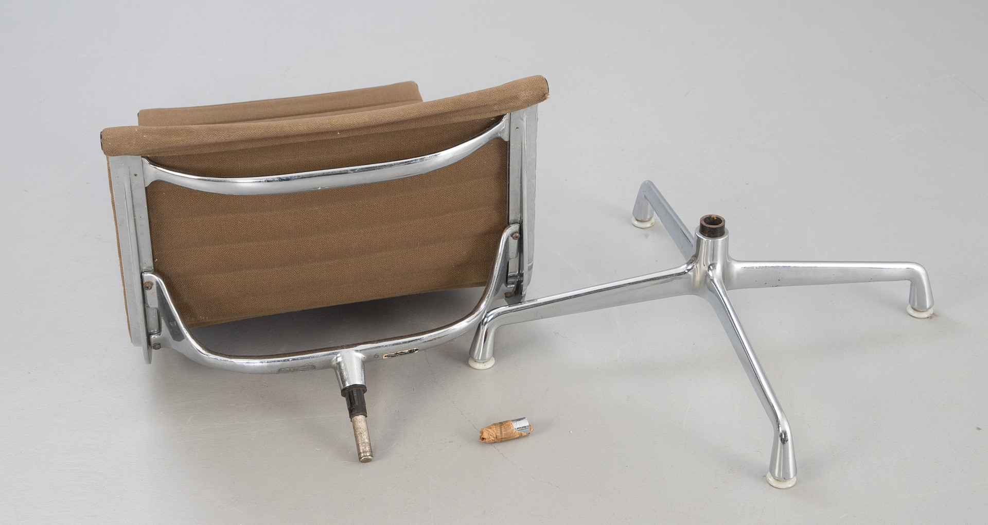 CHARLES AND RAY EAMES. Aluminum Group lounge chair EA116 für Herman Miller.