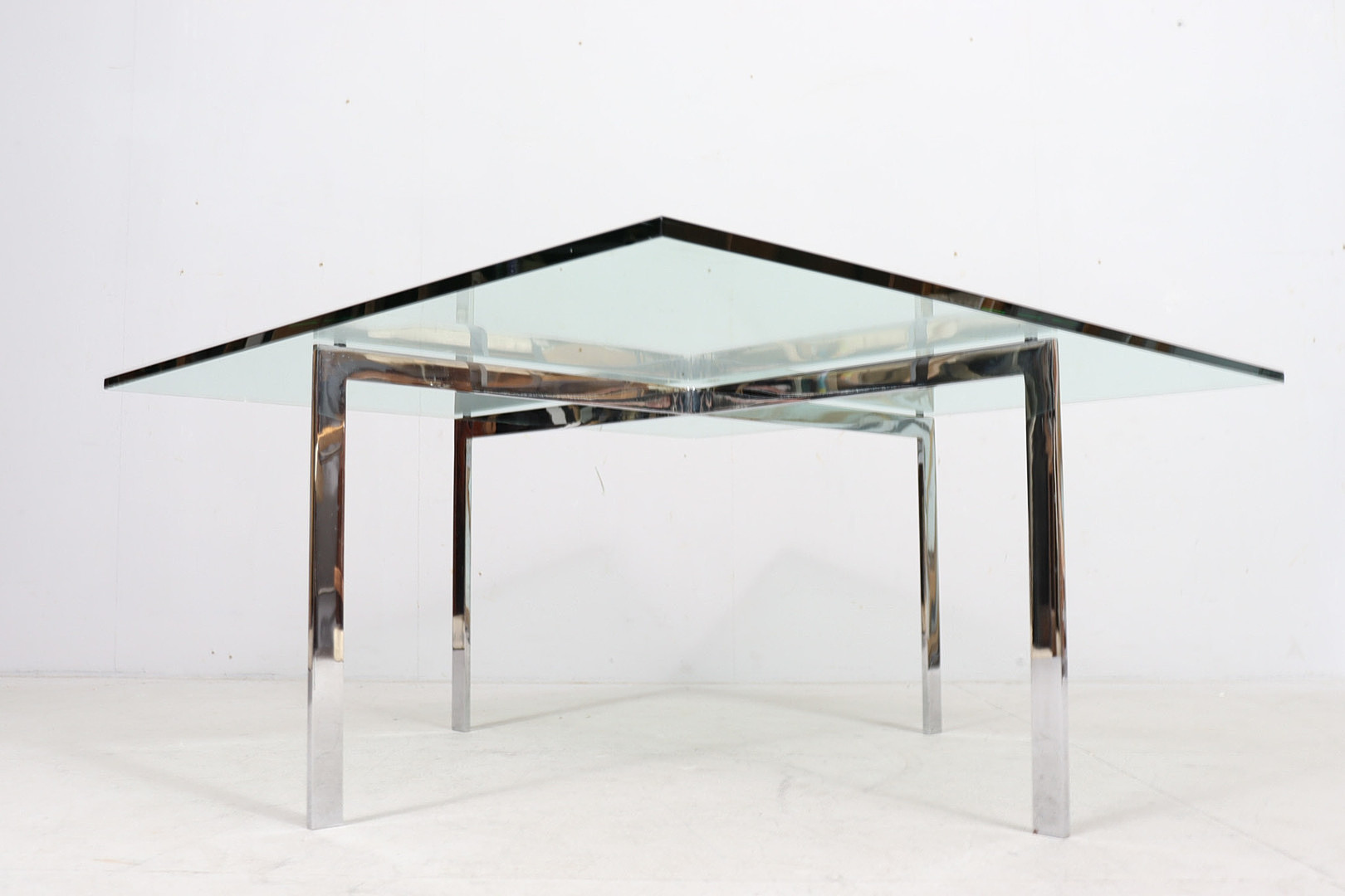 Barcelona Couchtisch/Coffee Table von Ludwig Mies van der Rohe für Knoll International, 1990er Jahre.