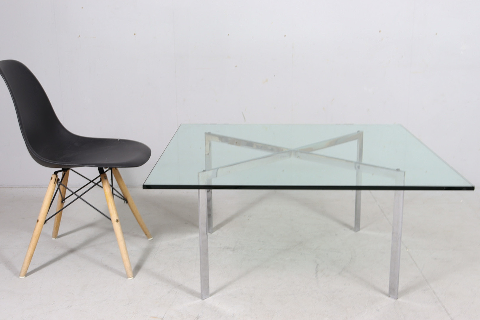 Barcelona Couchtisch/Coffee Table von Ludwig Mies van der Rohe für Knoll International, 1990er Jahre.