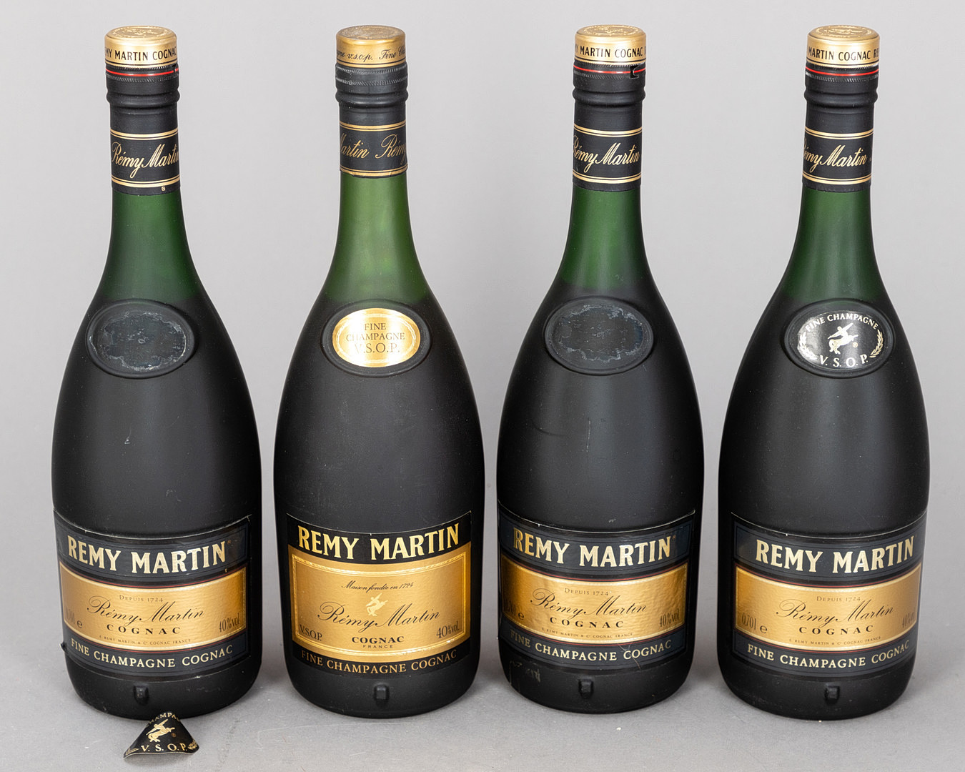 REMY MARTIN. 6 Flaschen Fine Champagne Cognac 40% VOL. (1x0,7ltr.), Frankreich, wohl 1970 bis 90er Jahre (6).