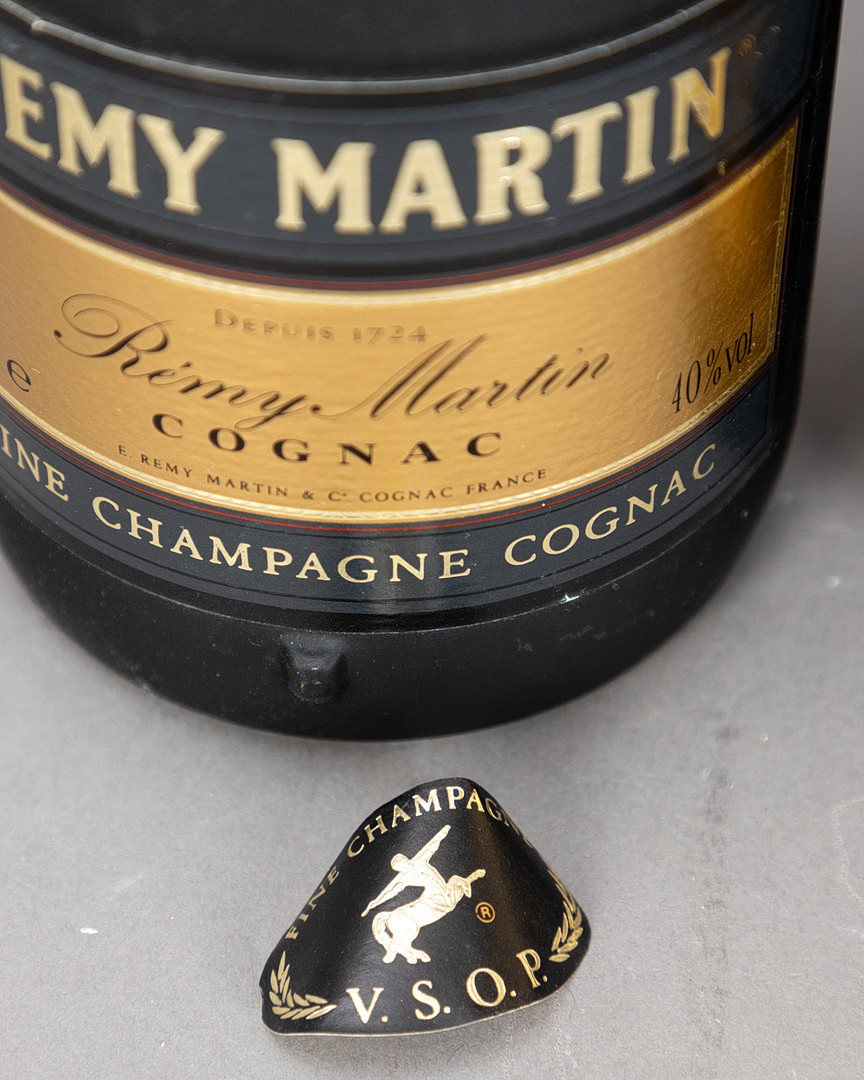 REMY MARTIN. 6 Flaschen Fine Champagne Cognac 40% VOL. (1x0,7ltr.), Frankreich, wohl 1970 bis 90er Jahre (6).