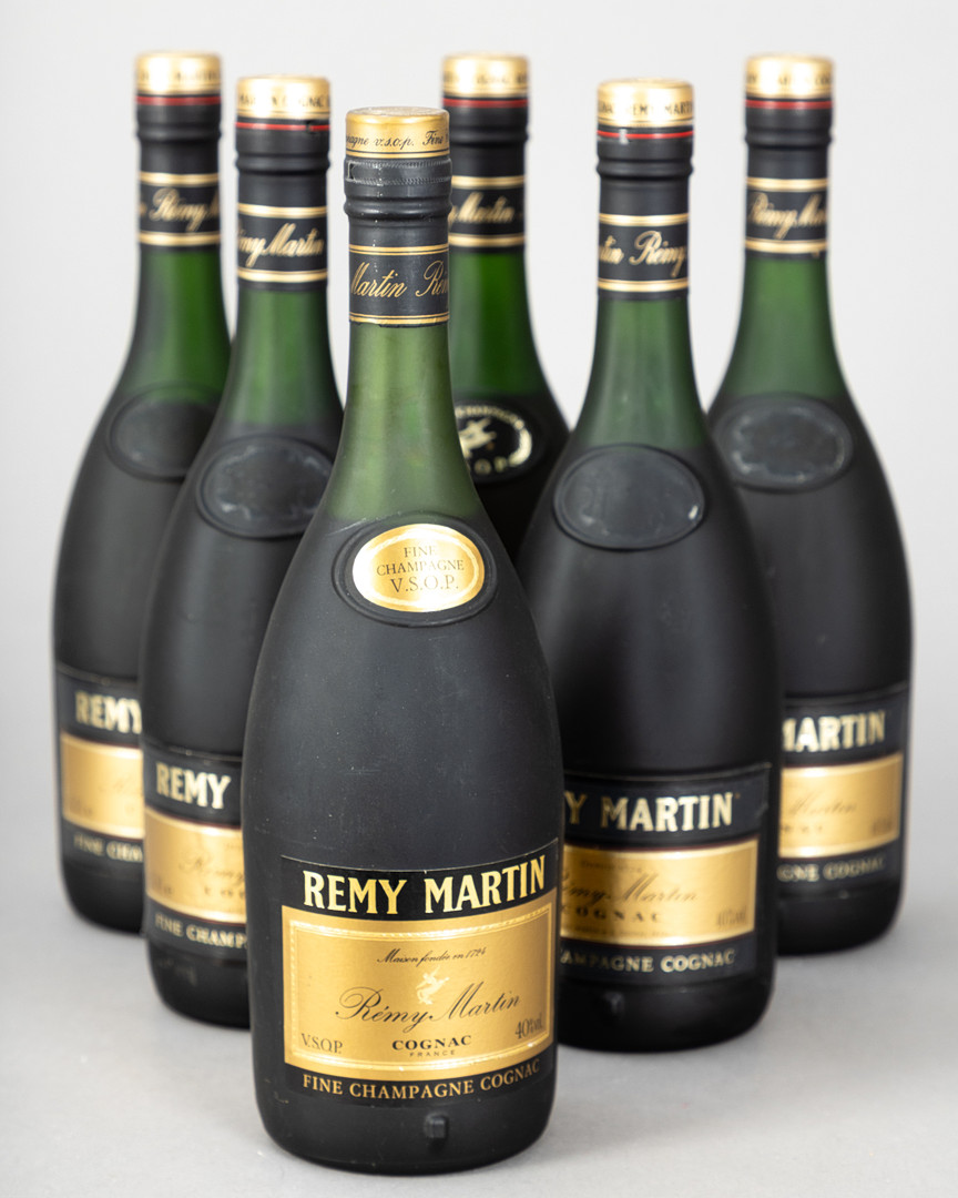 REMY MARTIN. 6 Flaschen Fine Champagne Cognac 40% VOL. (1x0,7ltr.), Frankreich, wohl 1970 bis 90er Jahre (6).