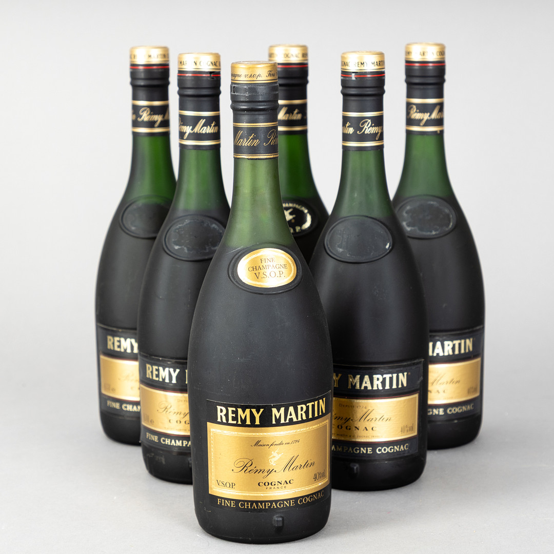 REMY MARTIN. 6 Flaschen Fine Champagne Cognac 40% VOL. (1x0,7ltr.), Frankreich, wohl 1970 bis 90er Jahre (6).