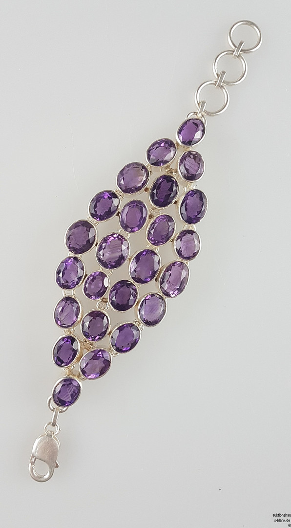 AMETHYST-ARMBAND - MASSIVES ARMBAND MIT 24 AMETHYSTEN, IM OVALSCHLIFF.