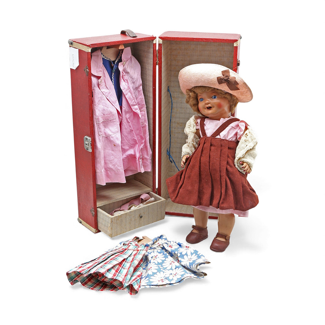 Set comprising a Mariqueta Pérez style doll, a wardrobe, a briefcase, costumes and accessories, circa 1945.