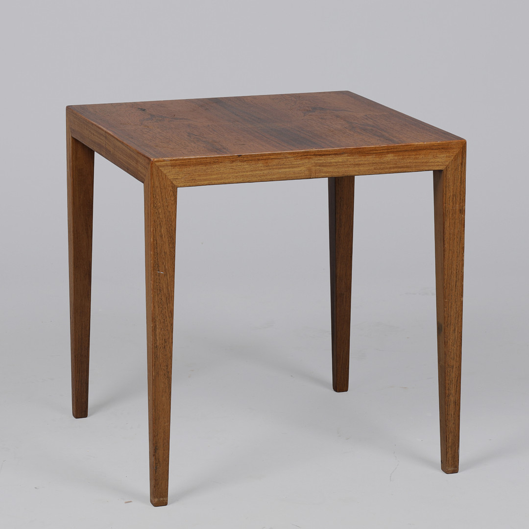 SEVERIN HANSEN. Kvadratisk sofabord/sidebord med tilspidsede ben af palisander, Haslev Møbler, Danmark, 1960'erne.