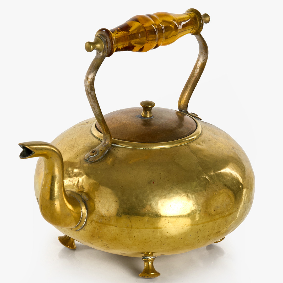 TEKANNA, mässing, James Clews, Birmingham, Enlagnd, 1900-talets första hälft. Handtag i gultonat glas.