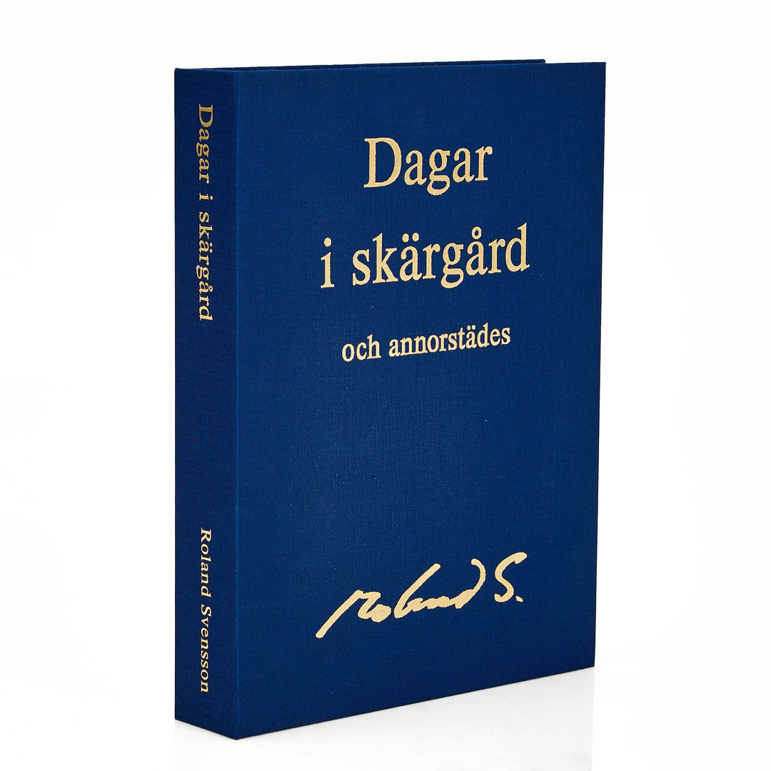 ROLAND SVENSSON (1910-2003). "Dagar i skärgård och annorstädes", kassett med fyra färglitografier, signerade roland S. och numrerade 245/400, samt fyra dagböcker i faksimilutgåva, tryckta 1990.