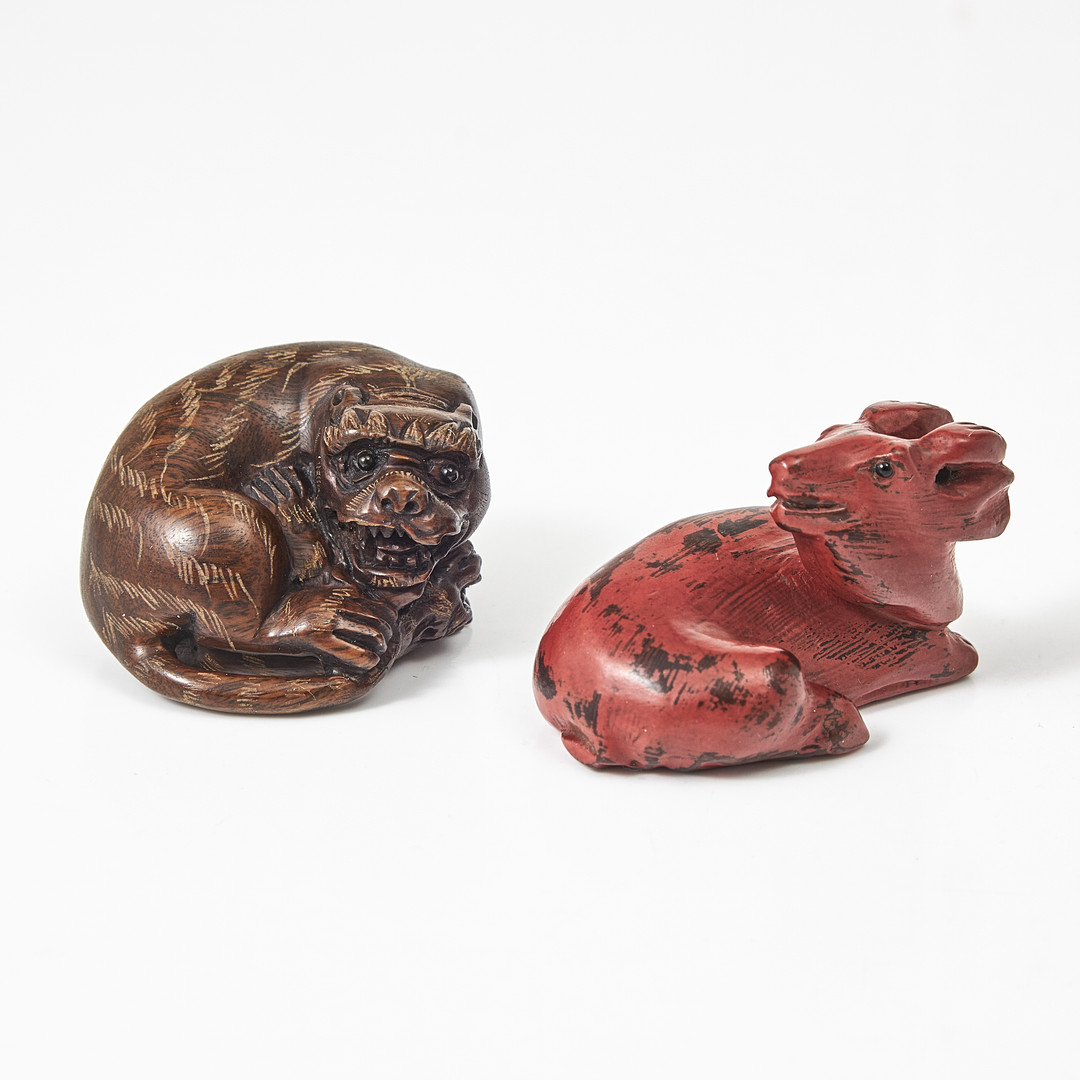 NETSUKE, 2 stycken, skuret trä, en lackerad.