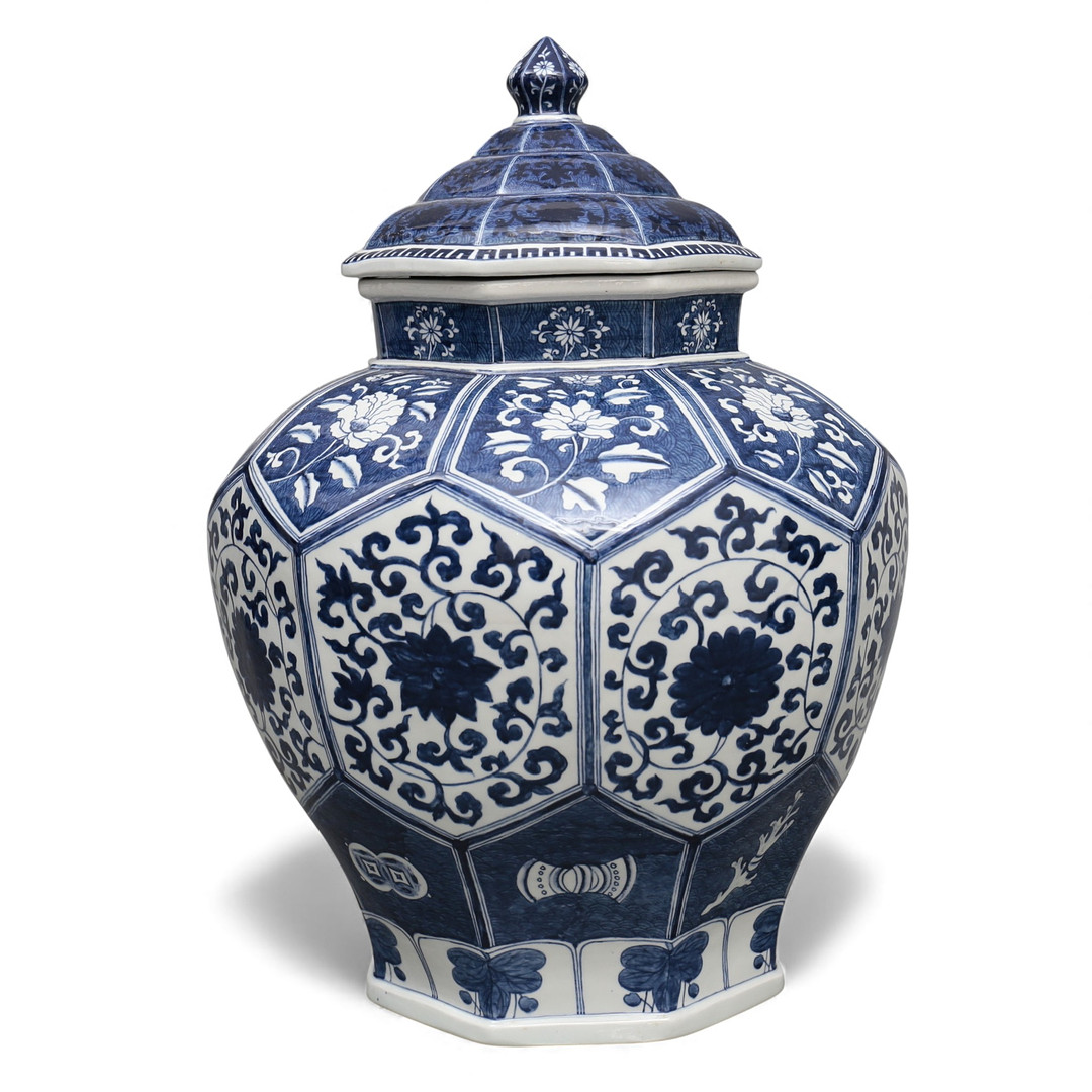 Chinese Kangxi-style lidded jar in blue and white porcelain, 20th Century.