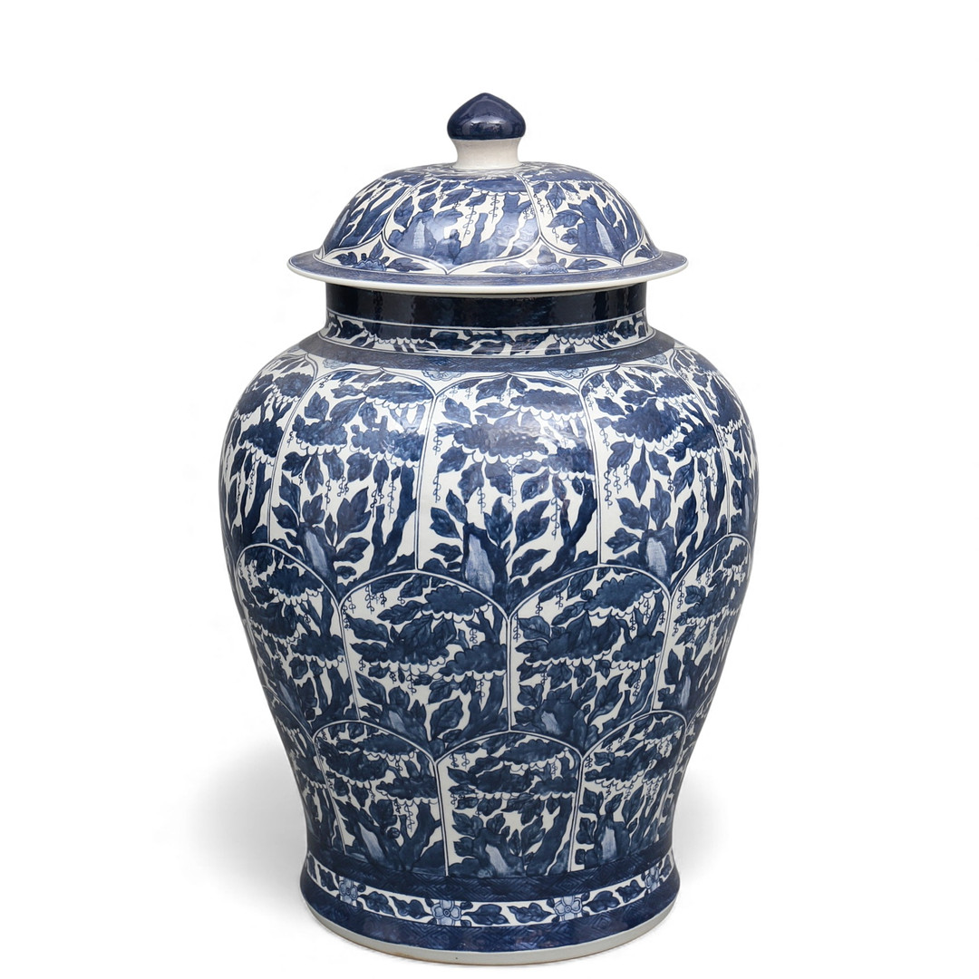 Chinese Kangxi-sytle lidded jar in blue and white porcelain, 20th Century.