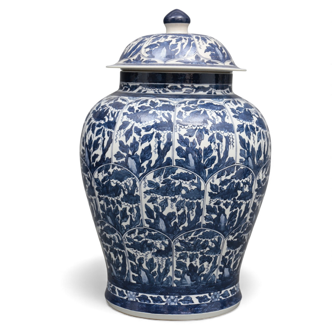 Chinese Kangxi-sytle lidded jar in blue and white porcelain, 20th Century.