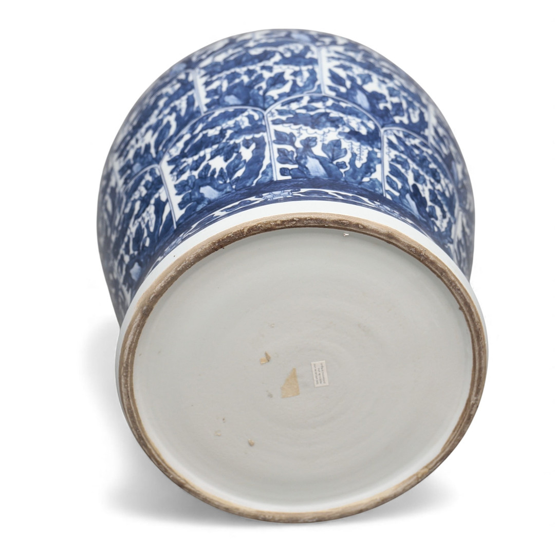Chinese Kangxi-sytle lidded jar in blue and white porcelain, 20th Century.
