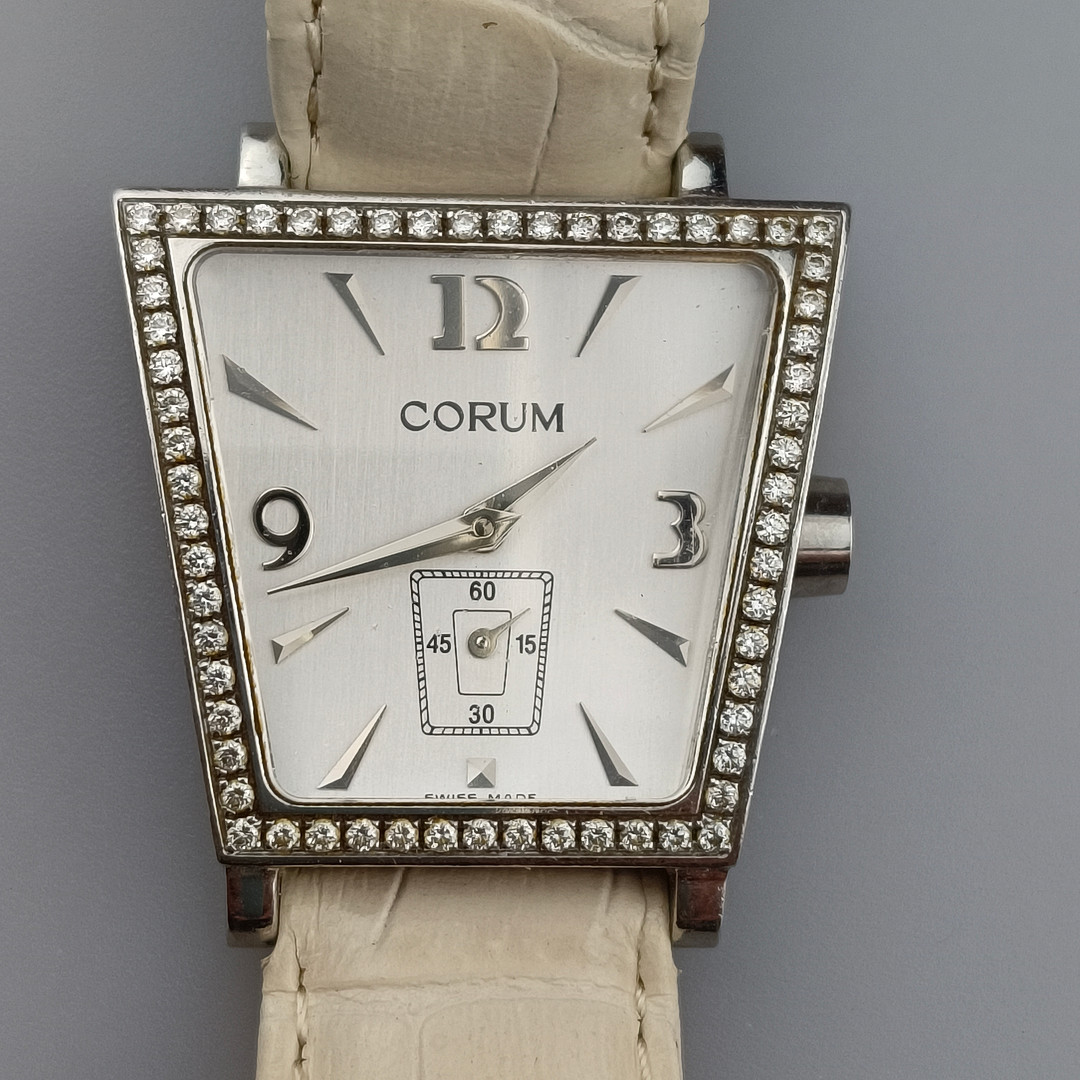 DAMENARMBANDUHR „CORUM“ MIT DIAMANTBESATZ.