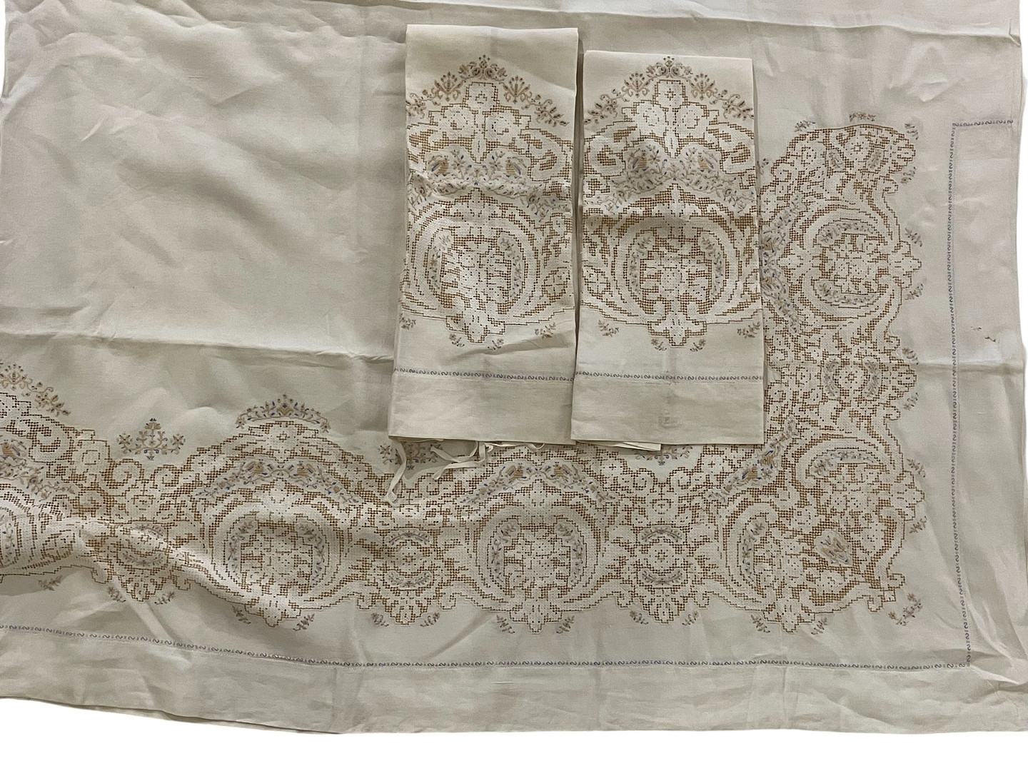 Linen bed set with hemstitch borders and ochre details, second half of the 20th Century.