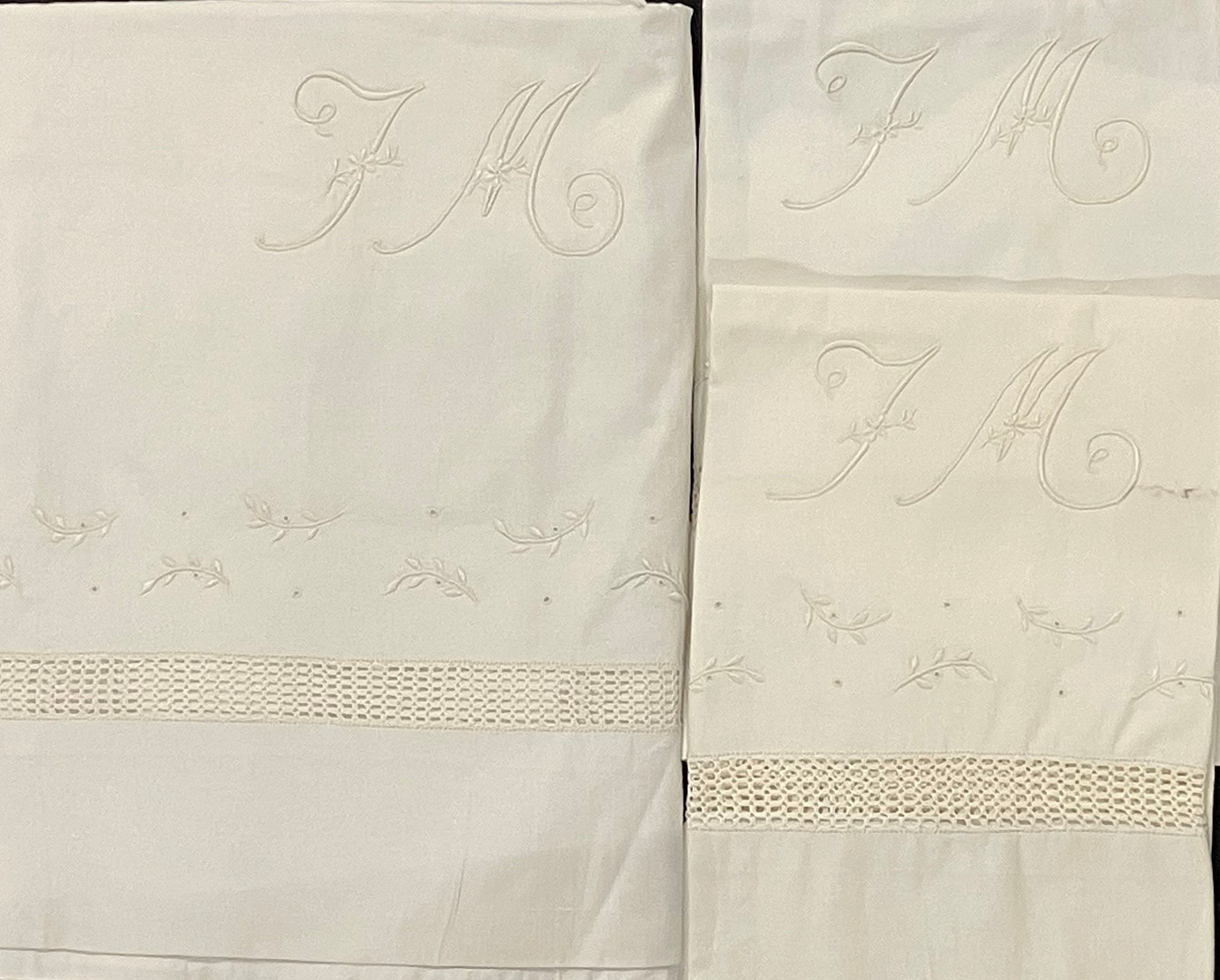 Embroidered cotton bed linen set, 20th Century.