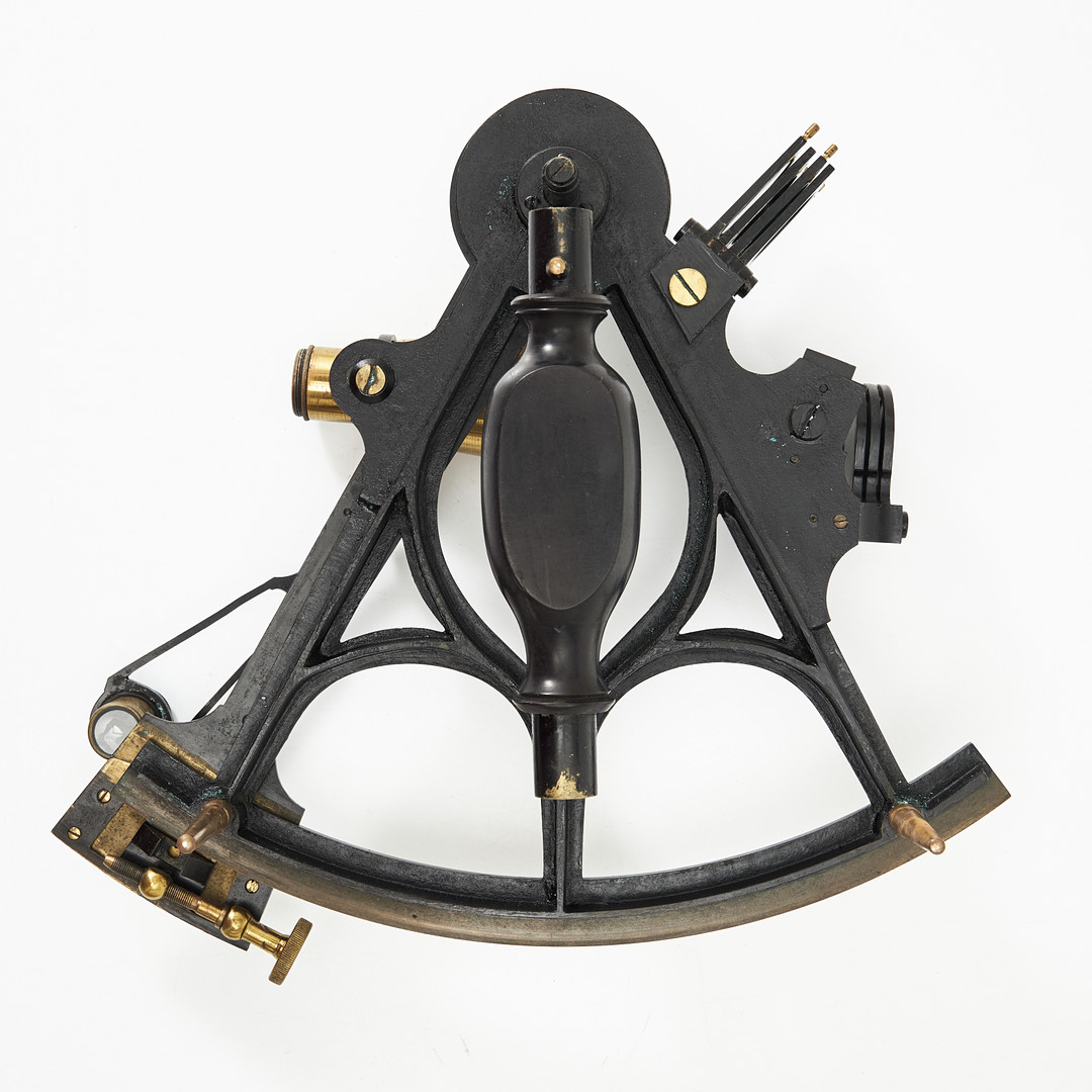 SEXTANT, T. Ryberg, London, omkring år 1900, mässing, merparten svartlackerad, etui i teak, invändigt klätt i grön filt.