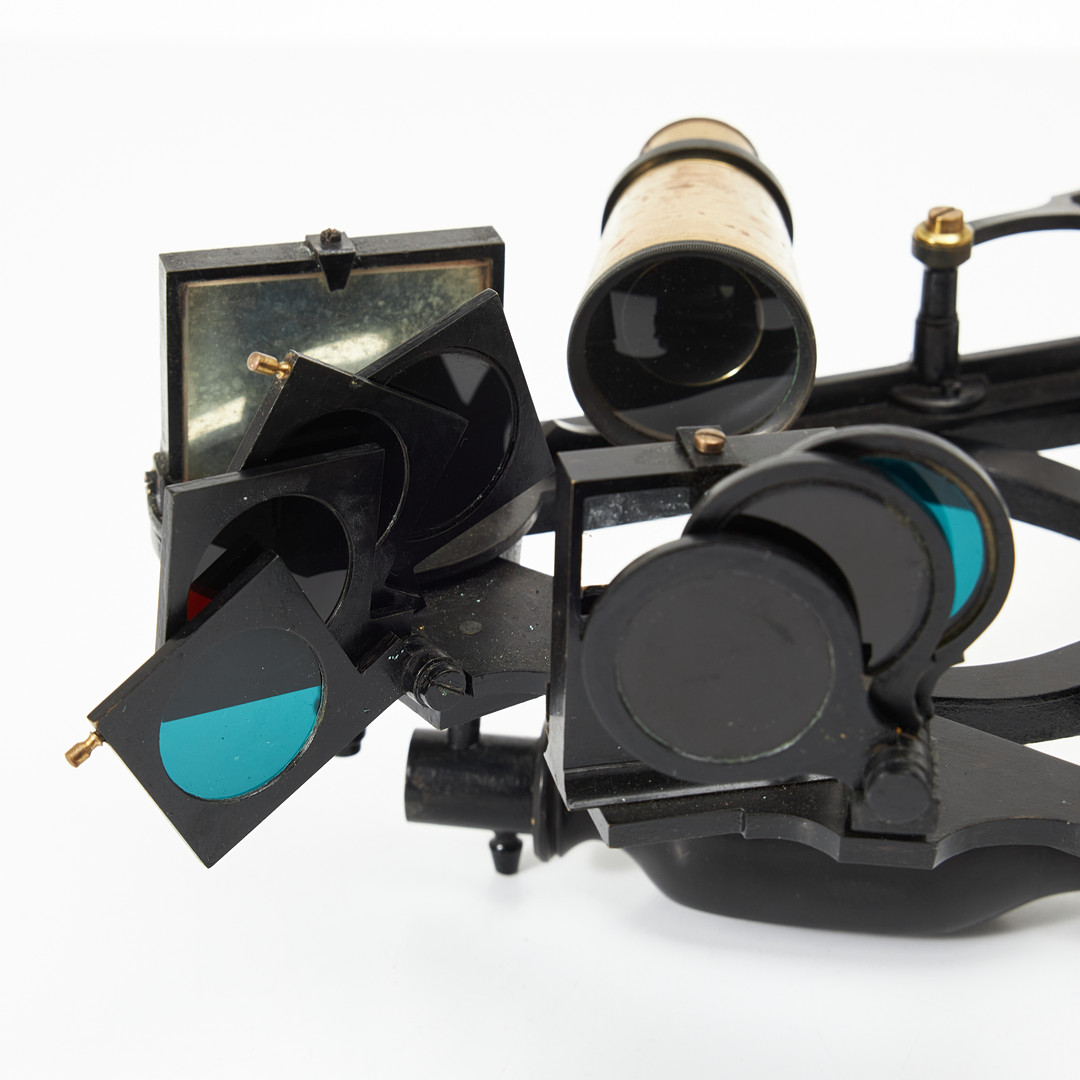 SEXTANT, T. Ryberg, London, omkring år 1900, mässing, merparten svartlackerad, etui i teak, invändigt klätt i grön filt.
