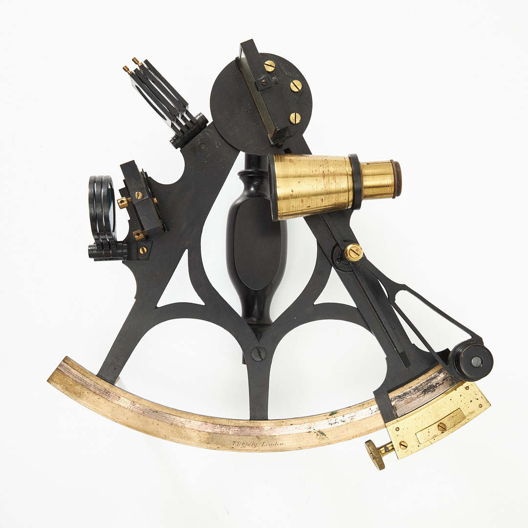 SEXTANT, T. Ryberg, London, omkring år 1900, mässing, merparten svartlackerad, etui i teak, invändigt klätt i grön filt.
