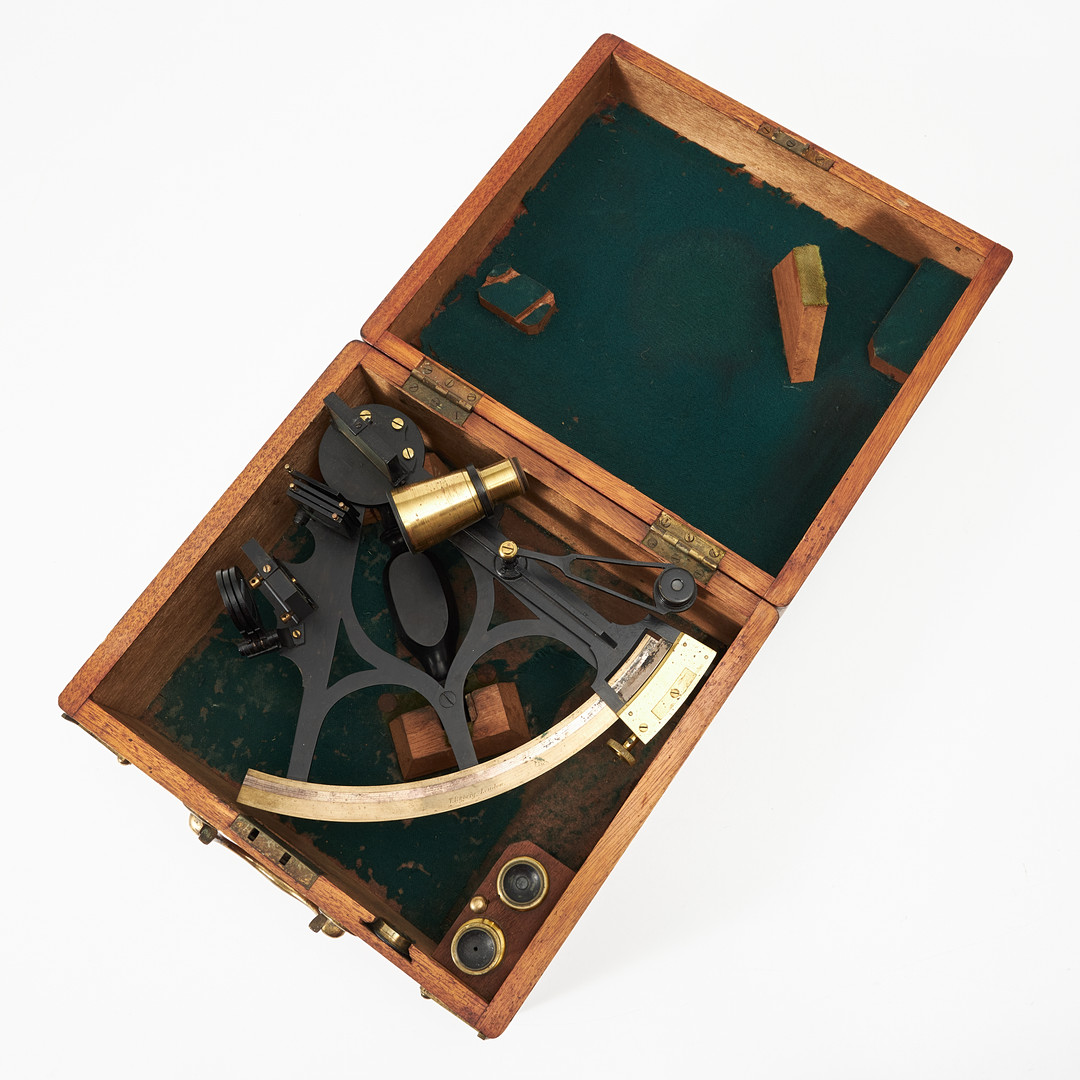 SEXTANT, T. Ryberg, London, omkring år 1900, mässing, merparten svartlackerad, etui i teak, invändigt klätt i grön filt.